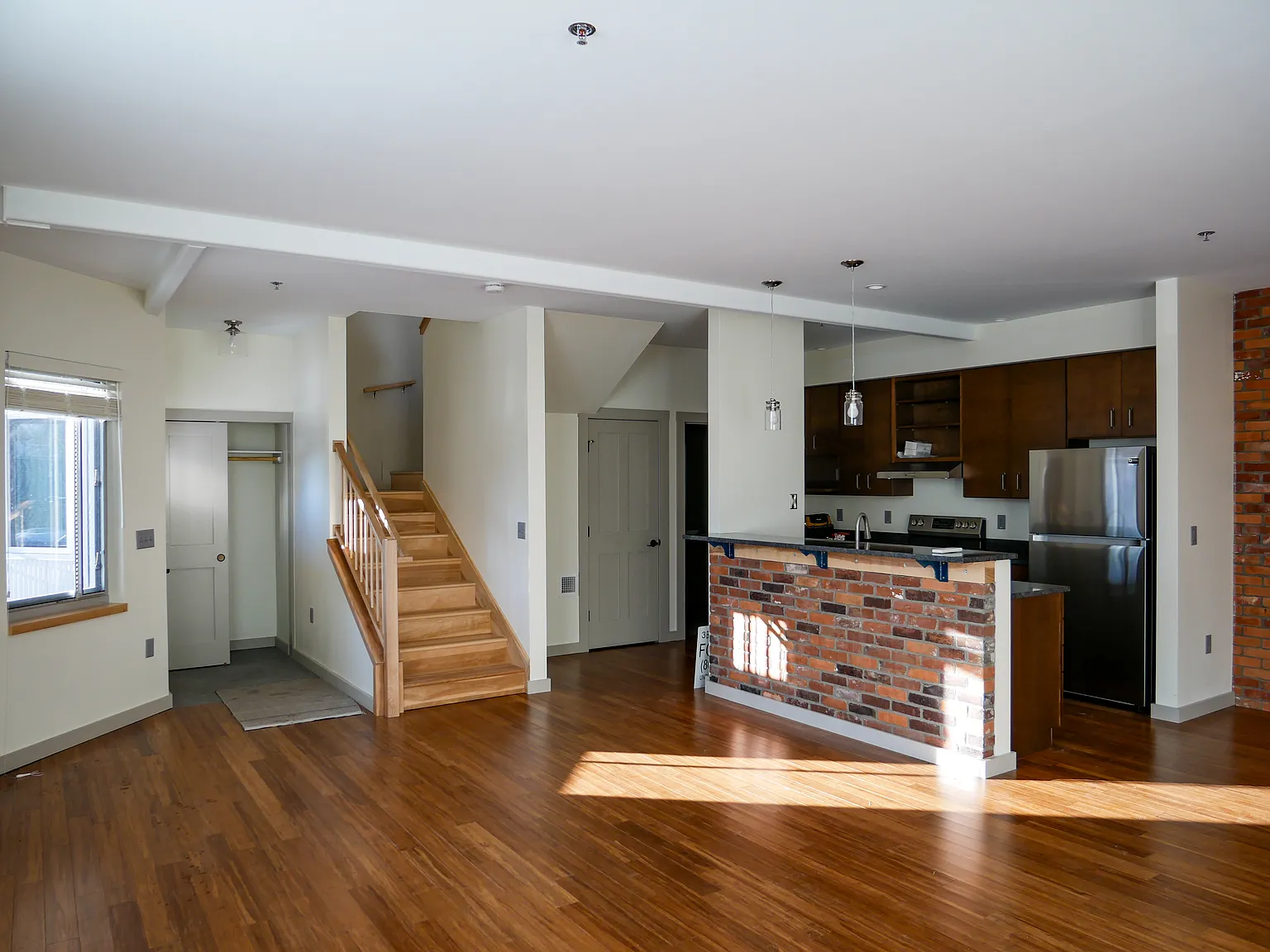 2 bed, 1.5 bath, 1300 sqft, $3,000 — Photo 2