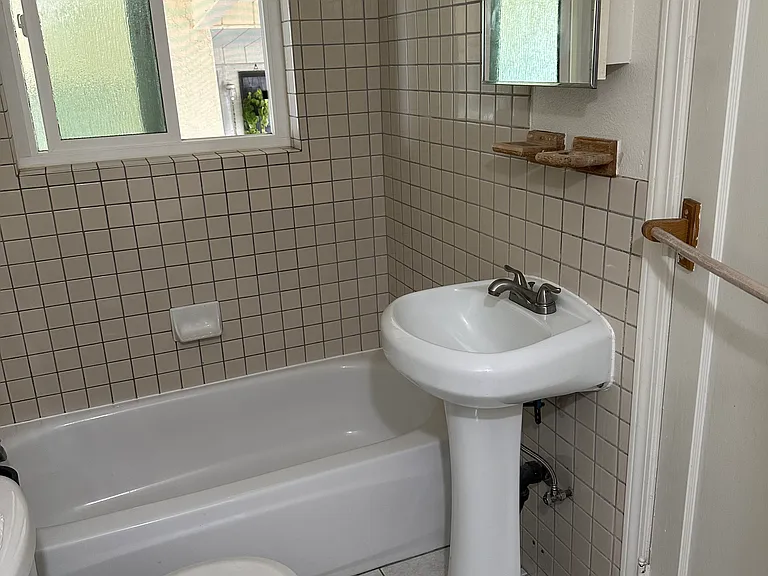 1811 Commercial Way #A — Photo 11