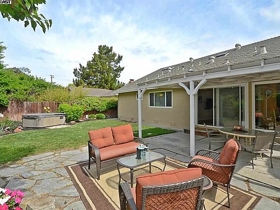 3rd image of 7068 Prince Dr