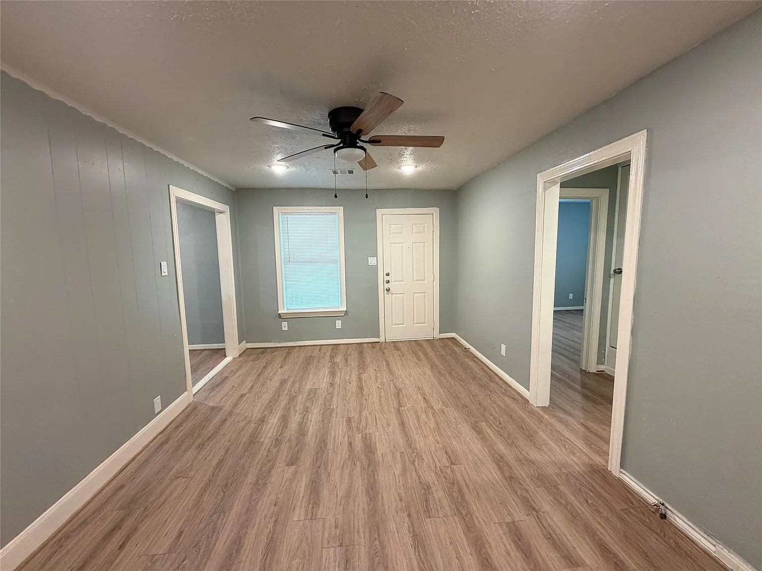 3 bed, 2.0 bath, 1166 sqft, $1,930 — Photo 4