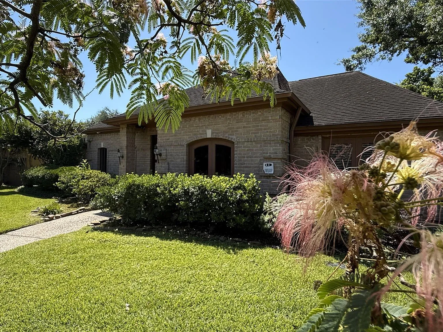 4 bed, 2.5 bath, 2409 sqft, $3,000 — Photo 1