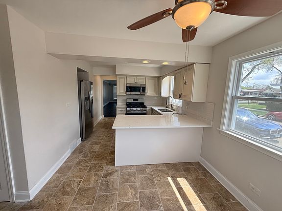 3rd image of 8958 S Oglesby Ave