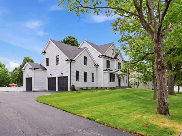 37 Maple St, Lynnfield, MA 01940
