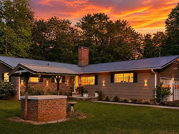 5th image of 380 Honeysuckle Dr