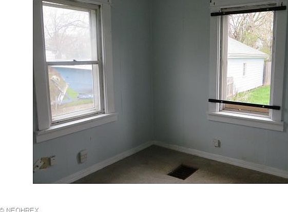 3rd image of 1050 W 23rd St