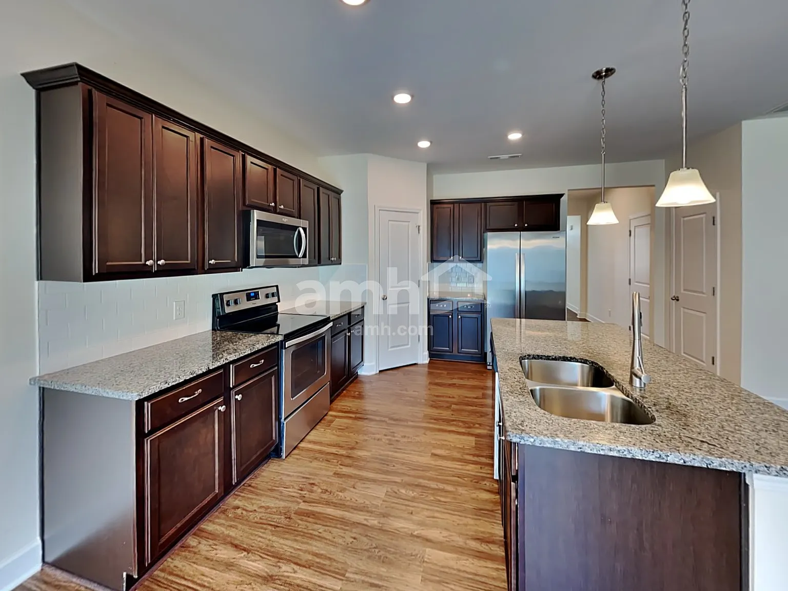 4 bed, 2.5 bath, 2209 sqft, $2,560 — Photo 3