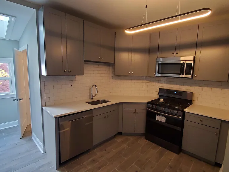 315 W 30th St — Photo 3