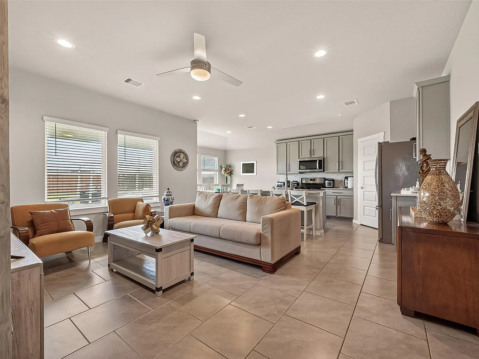 3 bed, 2.0 bath, 1268 sqft, $2,200 — Photo 4