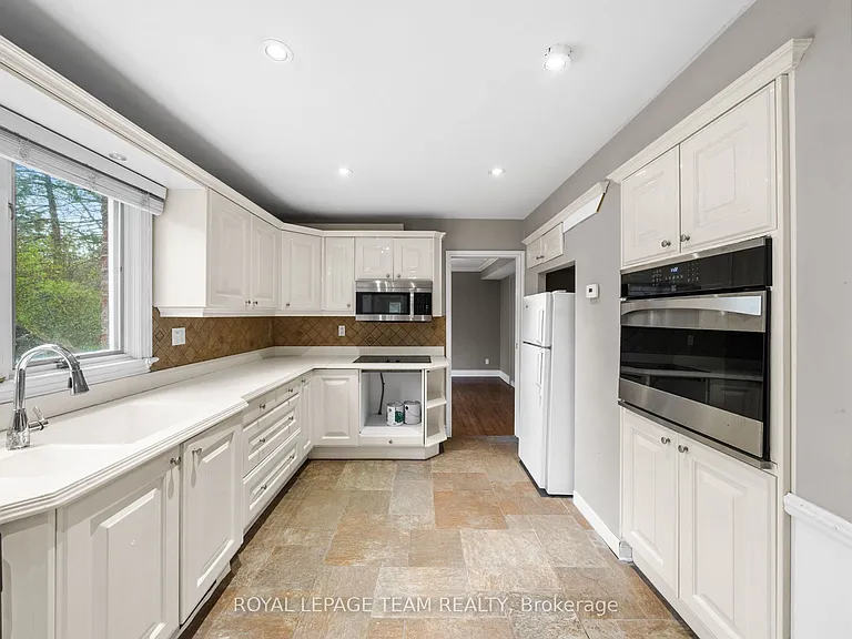 3162 Woodroffe Ave — Photo 9