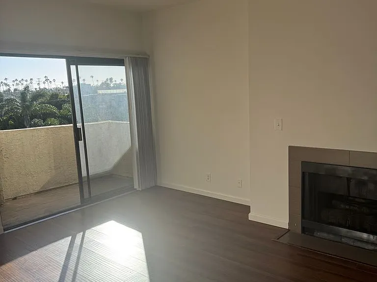 v1210 — Photo 9