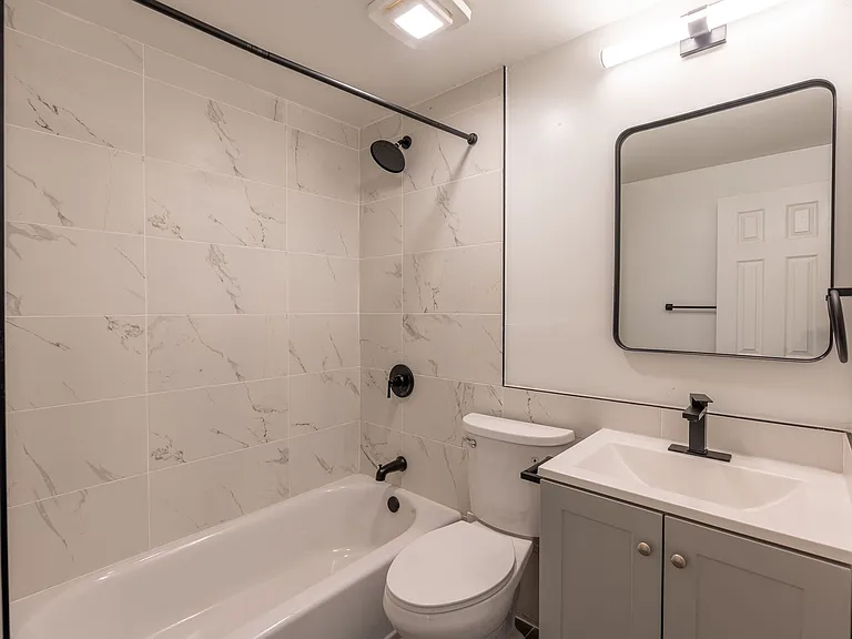 Country Club Apartments — Photo 12