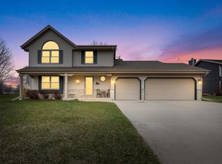 W210N16451 Dundee Ct, Jackson, WI 53037