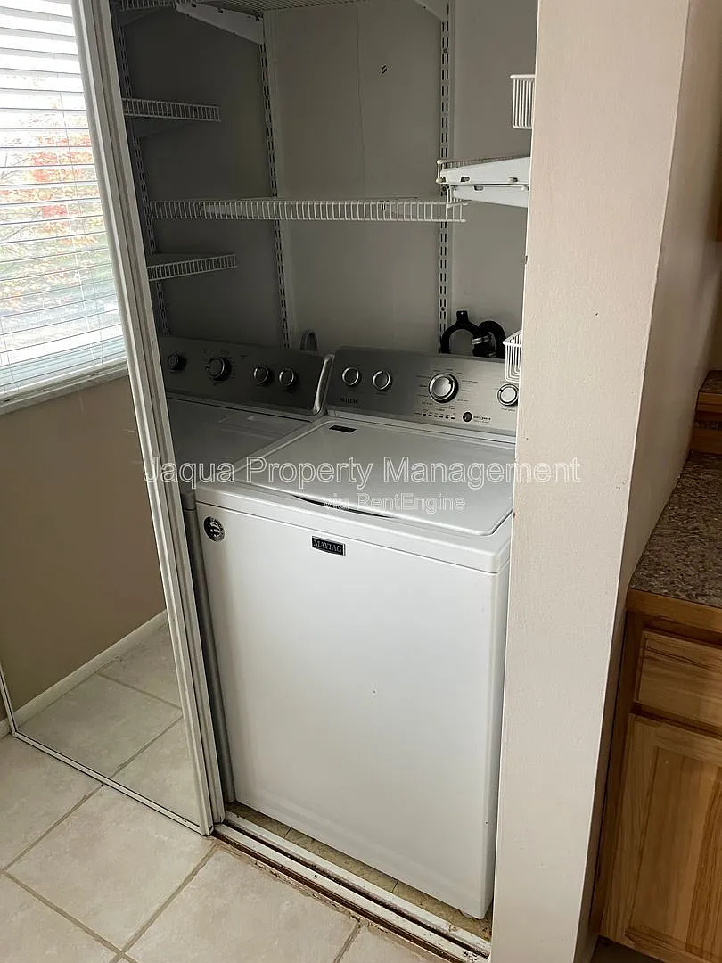 2 bed, 1.0 bath, 860 sqft, $1,300 — Photo 3
