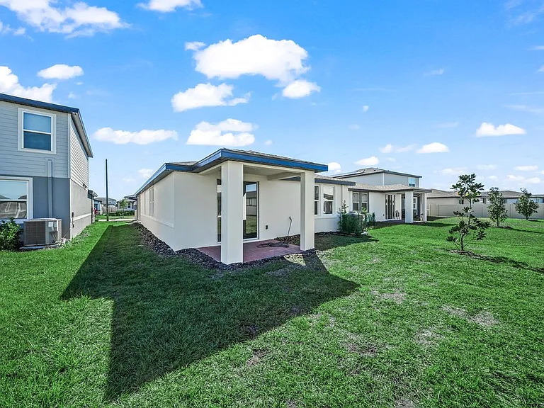 520 Kennedy Dr — Photo 4