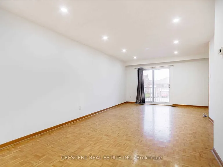 4036 Dunmow Cres #UPPER — Photo 9