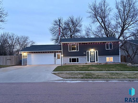 2nd image of 204 W Ponderosa Dr