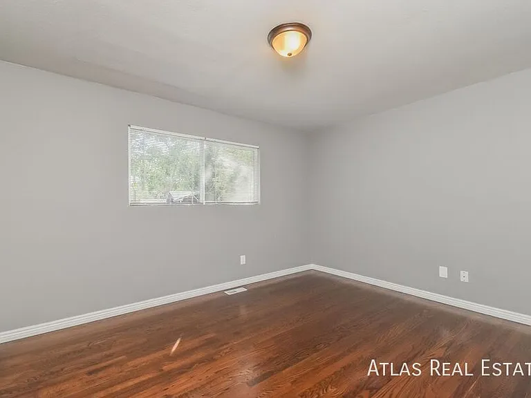 524 Rowe Ln — Photo 13