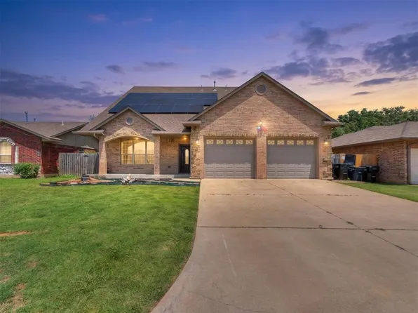 613 SW 7th St, Moore, OK 73160