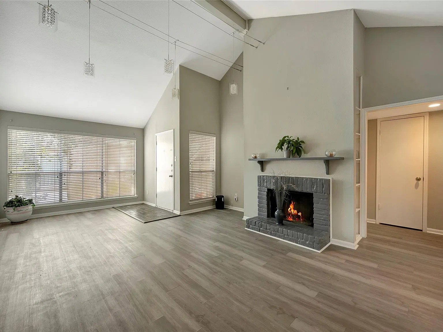 3 bed, 2.0 bath, 1380 sqft, $1,850 — Photo 2