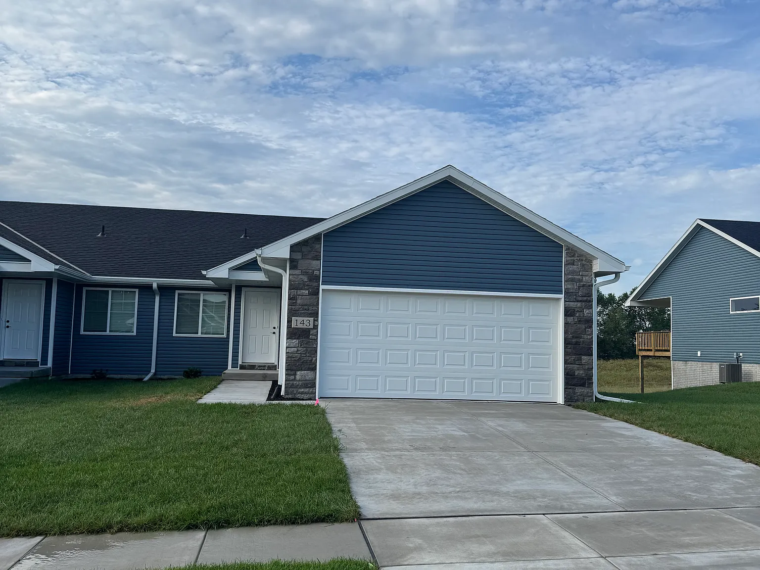 3 bed, 2142 sqft, $2,400 — Photo 1