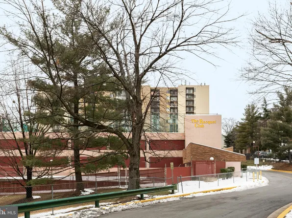 9200 Edwards Way APT 802, Hyattsville, MD 20783