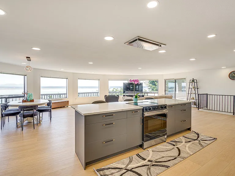1395 Crestview Dr — Photo 4