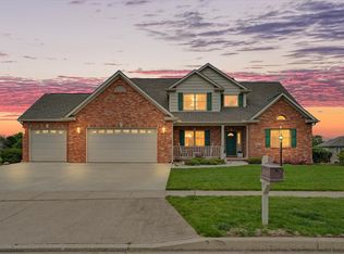 1402 Alydar Dr, Mahomet, IL 61853