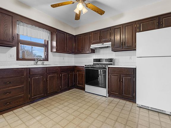 4th image of 9781 Petunia Dr