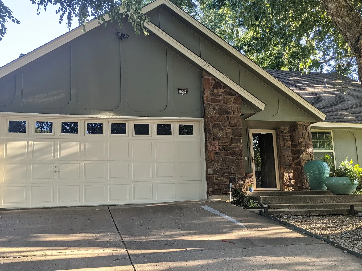 4 bed, 2.5 bath, 2649 sqft, $2,300 — Photo 2