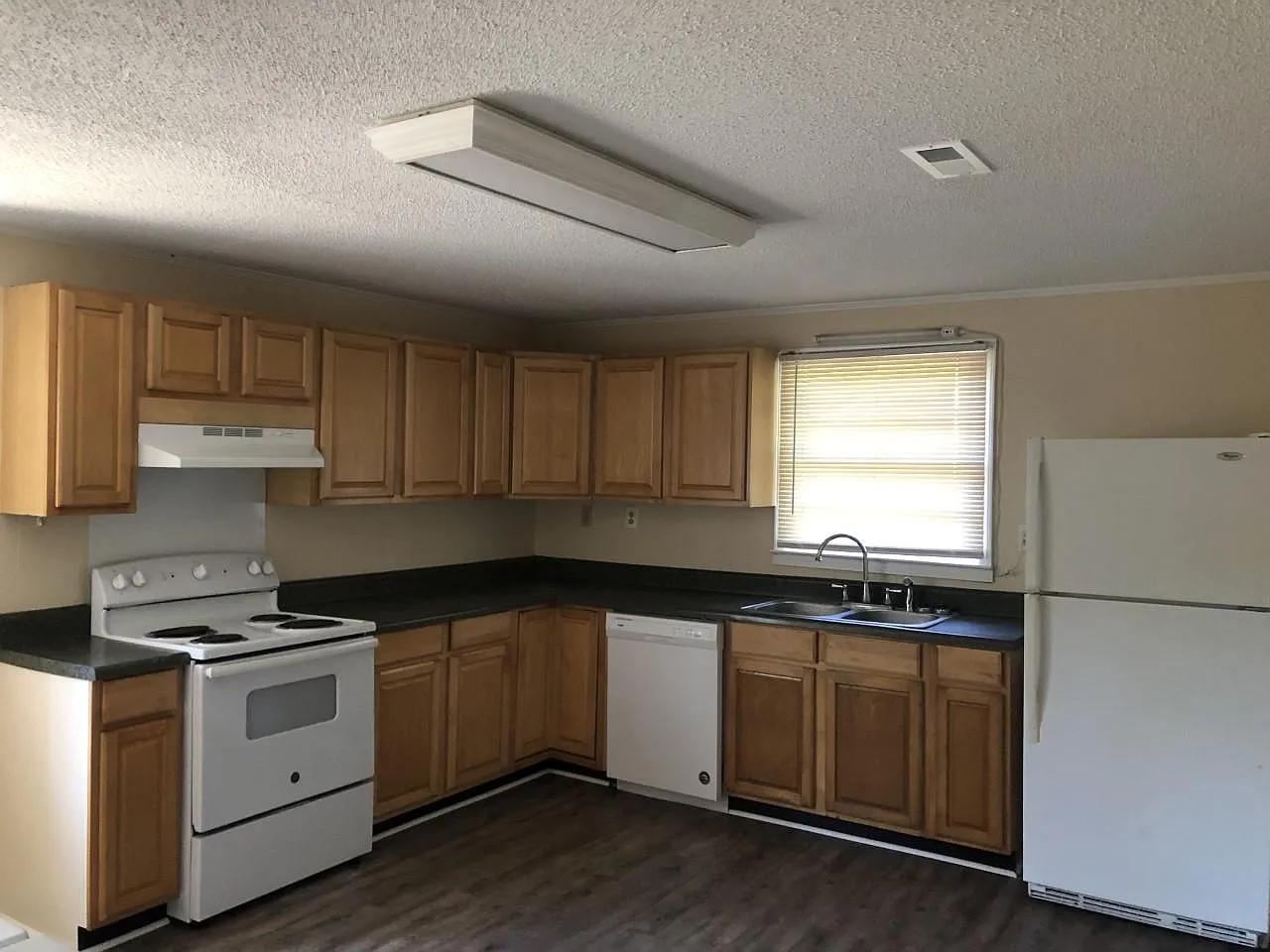 4 bed, 1260 sqft, $2,100 — Photo 3
