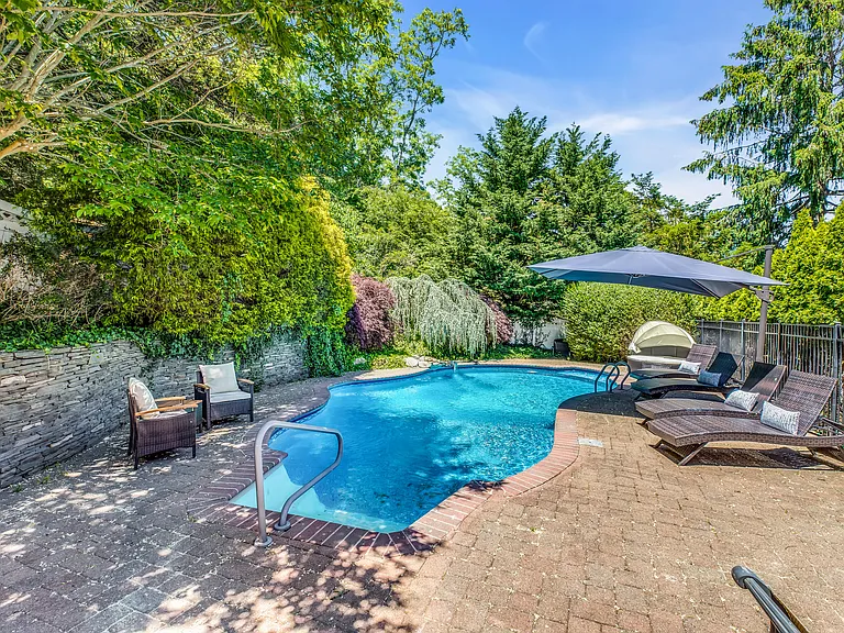 345 Colonial Rd — Photo 34