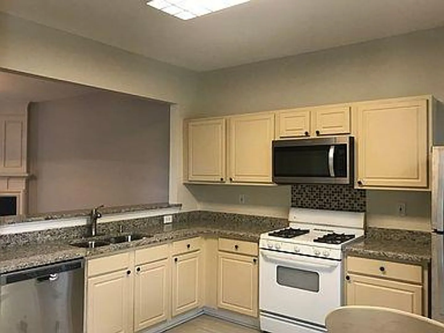 Stunning 2 Bedroom Townhome Near KSU — Photo 4