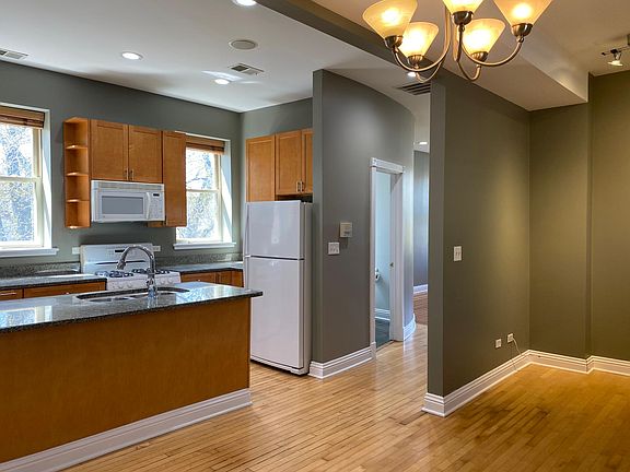 3rd image of 2131 N Oakley Ave APT 2