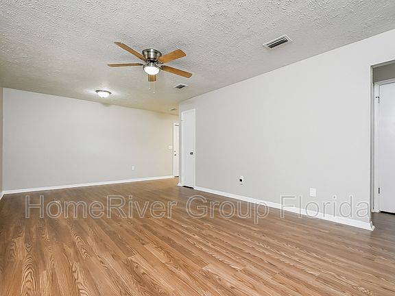5th image of 2202 Oakview Ln