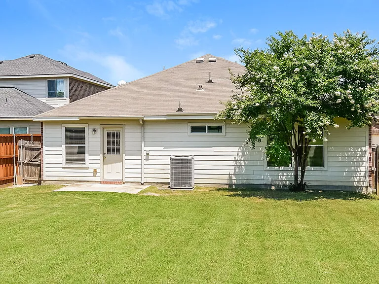 906 Oak Hollow Ln — Photo 16
