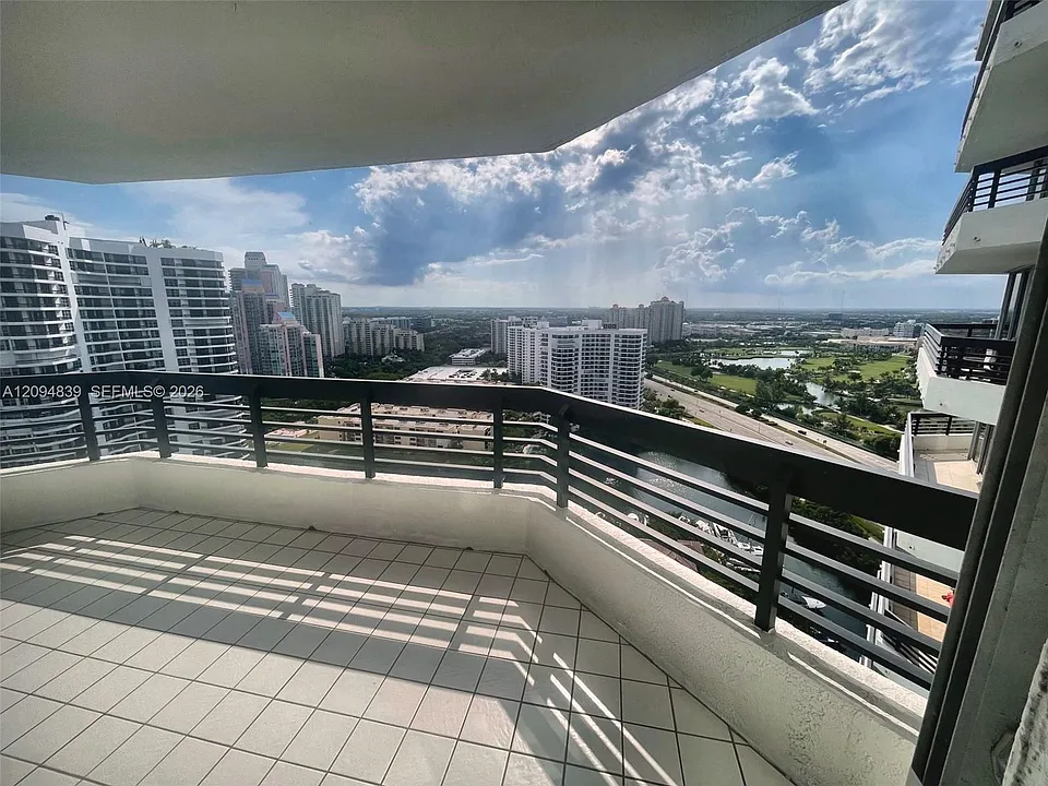 3500 Mystic Pointe Dr #3002