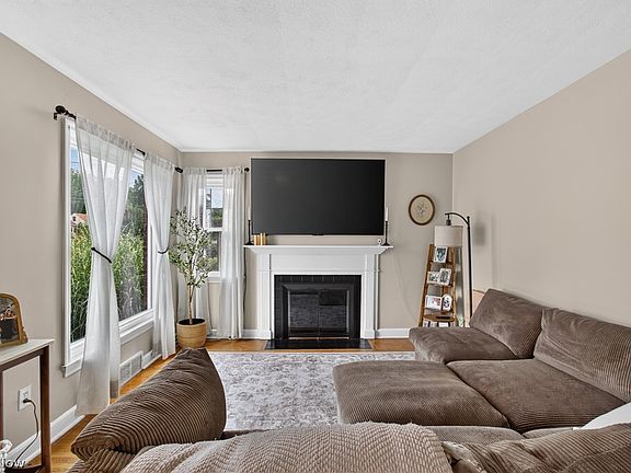 3rd image of 708 33rd St NE