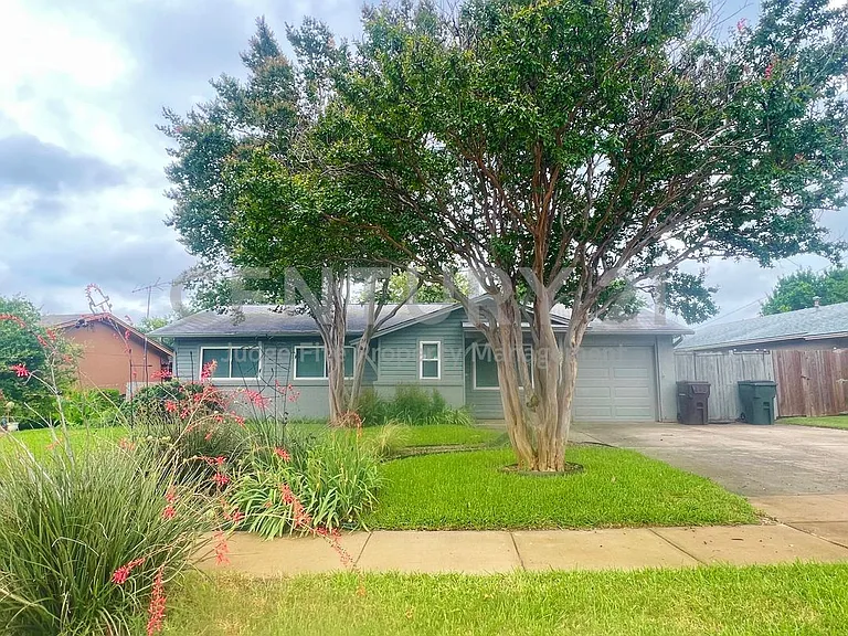 2000 Willow Ln — Photo 1