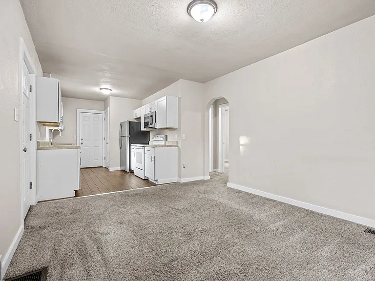 2900 Oxford St — Photo 4