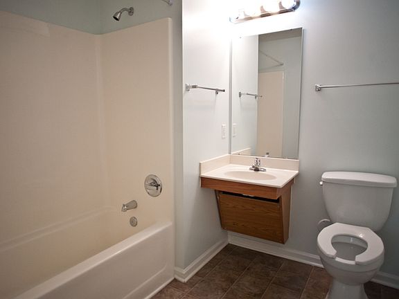 4th image of 110 S Roberson St APT 1