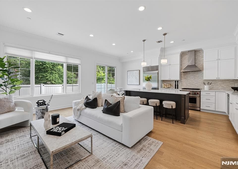 1st image of 10 Gabriel Ct