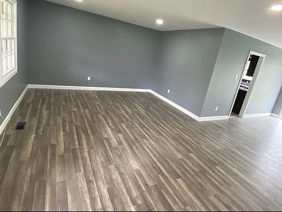 5th image of 150 Eastbrook Ln