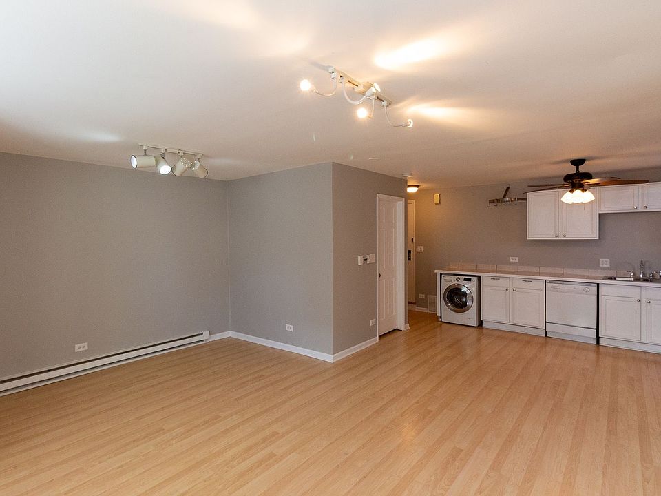 1st image of 3134 N Leavitt St Floor 1