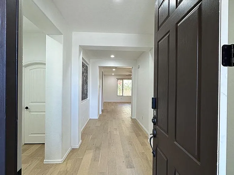 122 W Aster Dr — Photo 2