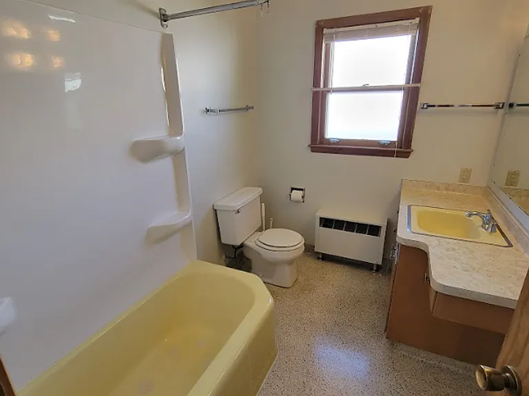 319 E Harris St — Photo 3