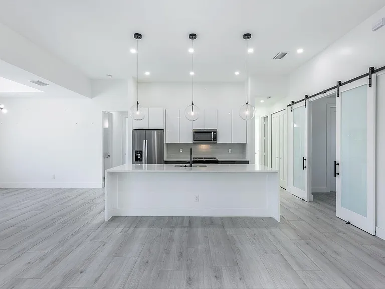 2107 SW 39th St — Photo 26