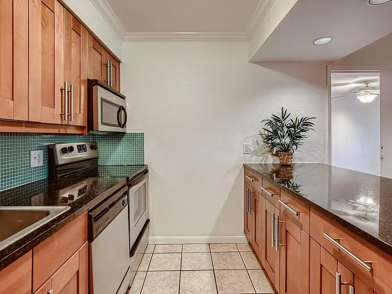 7685 Northcross Dr #323 — Photo 8