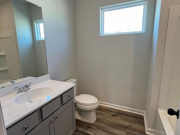 5th image of 2420 Whistler Way NE