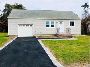 99 Saint George Dr, Shirley, NY 11967