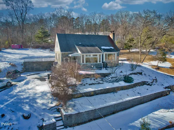 1268 Delaware Dr, Matamoras, PA 18336